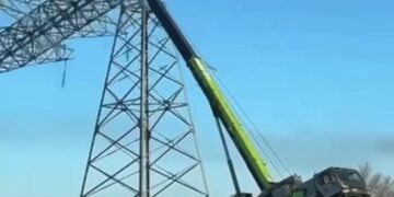 ЧП на стройплощадке в Караганде: автокран едва не перевернулся при демонтаже