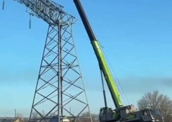 Жүк дұрыс бекітілмеген: Қарағандыда кран тепе-теңдігін жоғалтып, операторы жарақат алды