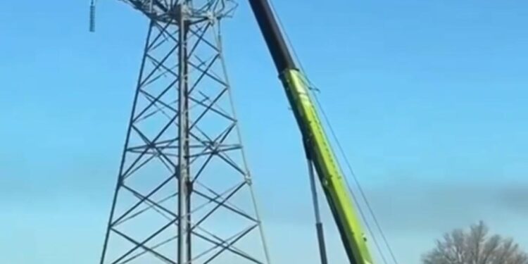 Жүк дұрыс бекітілмеген: Қарағандыда кран тепе-теңдігін жоғалтып, операторы жарақат алды