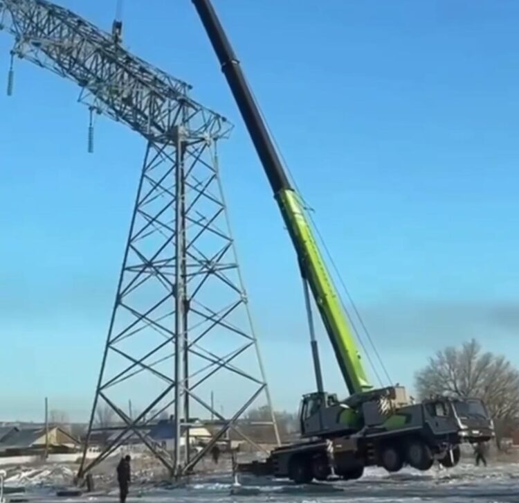 Жүк дұрыс бекітілмеген: Қарағандыда кран тепе-теңдігін жоғалтып, операторы жарақат алды