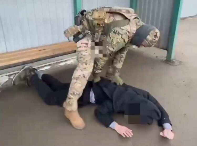 Серийный карманник задержан в Атырау: подозреваемый обворовывал пассажиров автобусов