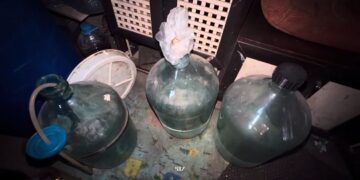 Алкогольное подполье в Экибастузе: полиция накрыла незаконный цех в жилом доме