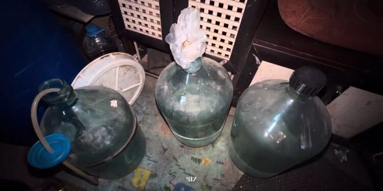 Алкогольное подполье в Экибастузе: полиция накрыла незаконный цех в жилом доме