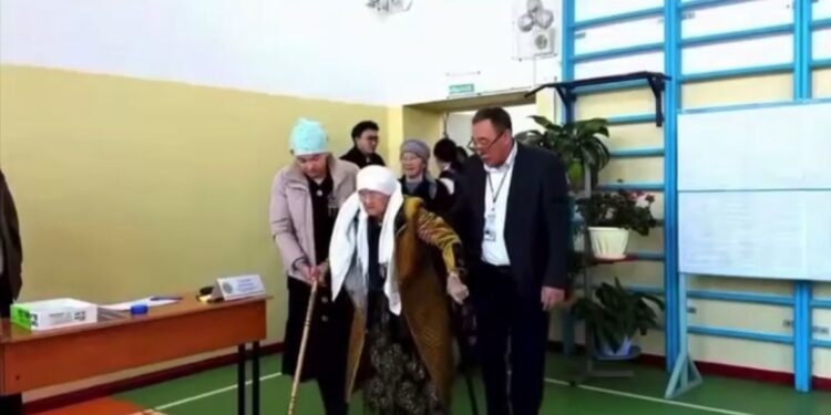 Символы эпохи: в Жетісу и Алматы проголосовали долгожители, перешагнувшие вековой рубеж