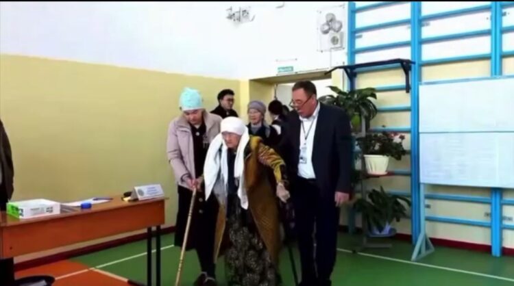 Символы эпохи: в Жетісу и Алматы проголосовали долгожители, перешагнувшие вековой рубеж