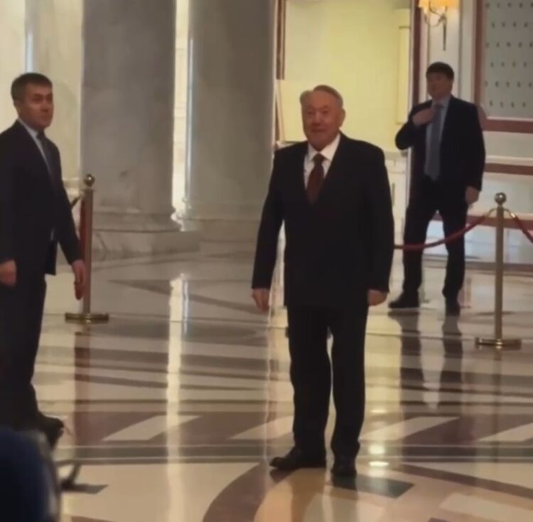 Нұрсұлтан Назарбаев референдумда дауыс берді