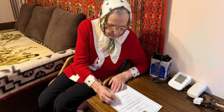 99-летняя жительница Конаева проголосовала на референдуме