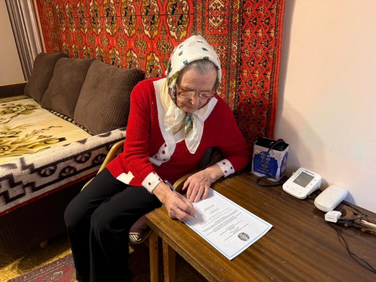 99-летняя жительница Конаева проголосовала на референдуме