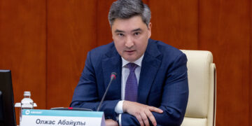 Олжас Бектенов поручил МВД и КГД заняться «организованными группами» на оптовых рынках