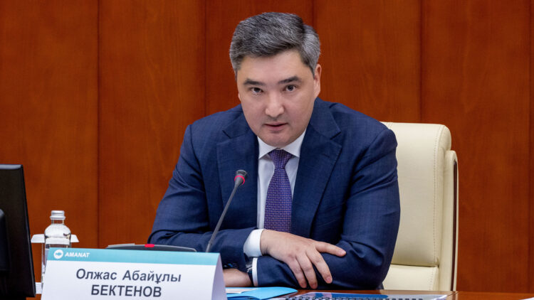 Олжас Бектенов поручил МВД и КГД заняться «организованными группами» на оптовых рынках