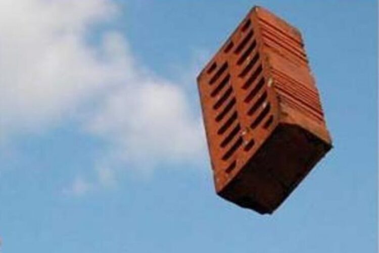 Қарағанды облысында ғимарат қаптамасы құлап, бала зардап шекті