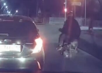 В Талдыкоргане, произошло ДТП: мопед, проезжавший на разрешающий сигнал светофора, был сбит легковым автомобилем