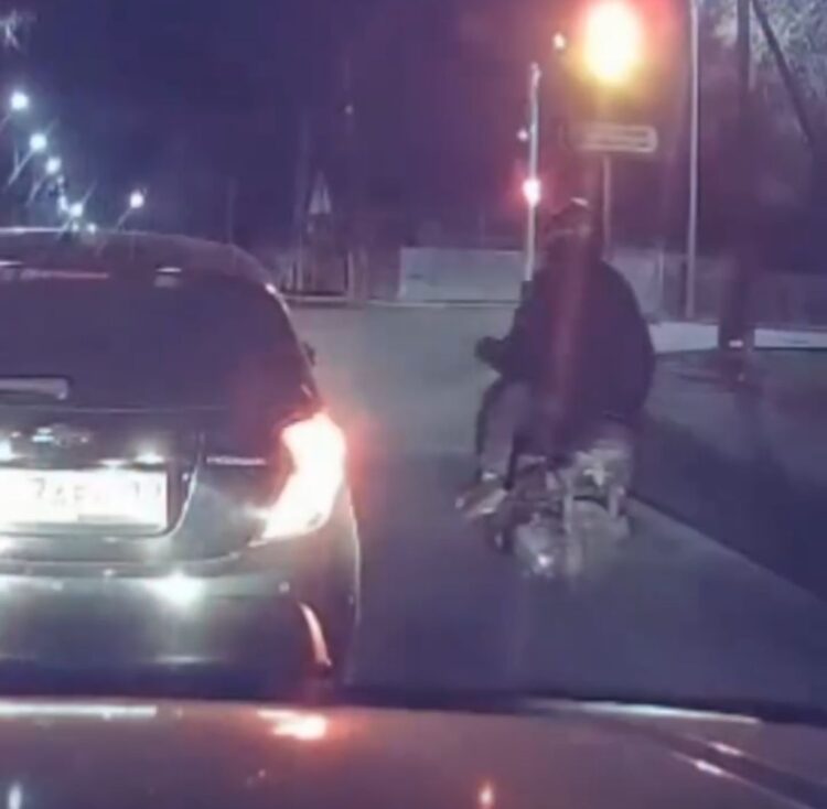 В Талдыкоргане, произошло ДТП: мопед, проезжавший на разрешающий сигнал светофора, был сбит легковым автомобилем