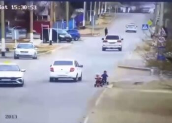 В Атырауской области полиция предотвратила несчастный случай с участием двоих детей на проезжей части