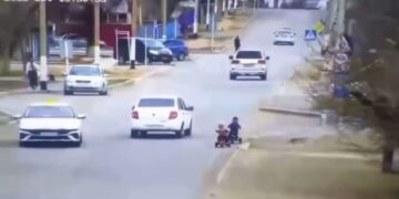 В Атырауской области полиция предотвратила несчастный случай с участием двоих детей на проезжей части