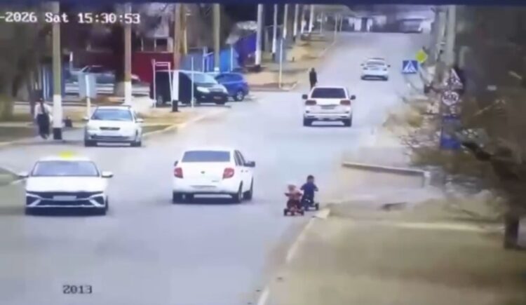 В Атырауской области полиция предотвратила несчастный случай с участием двоих детей на проезжей части