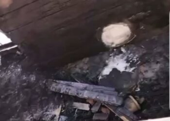 В Кызылорде сотрудник полиции спас двоих детей из горящей квартиры