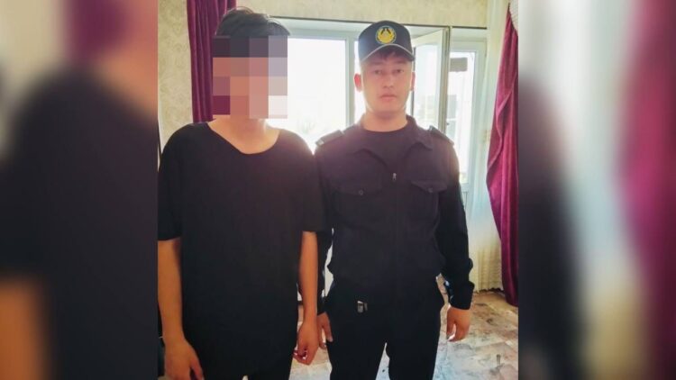 Қызылордадағы ерлік: Полицей өртеніп жатқан пәтерден екі баланы құтқарып қалды