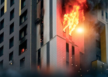 Астанадағы өрттен зардап шеккен әйел әлі есін жимады: Дәрігерлер жағдайы туралы айтты