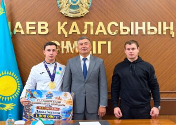 Асхат Бердіханов VI Дүниежүзілік көшпенділер ойындарының жеңімпазына 1 миллион теңге сыйға тартты