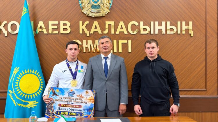 Асхат Бердіханов VI Дүниежүзілік көшпенділер ойындарының жеңімпазына 1 миллион теңге сыйға тартты