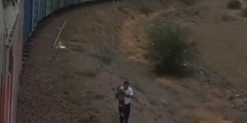 Машинист остановил грузовой поезд ради 4-летнего ребенка в степи