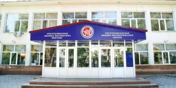 В Алматы 47 учеников физико-математической школы попали в больницу