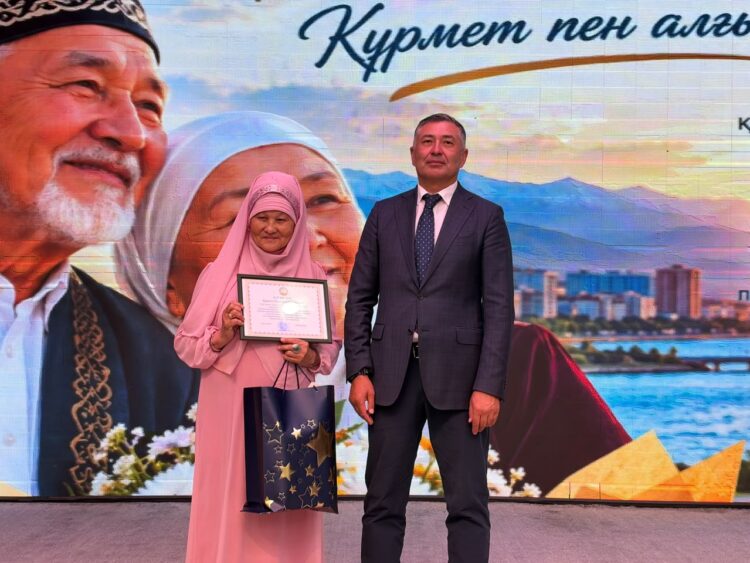 Қонаевта ақсақалдар мен ақ жаулықты әжелер марапатталды