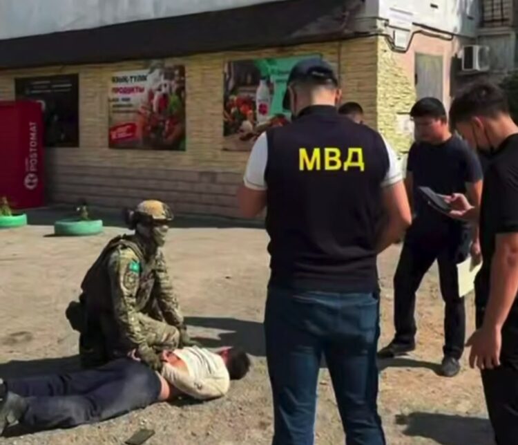 Угрозы расправой и интимными видео: двух мужчин задержали в Актюбинской области